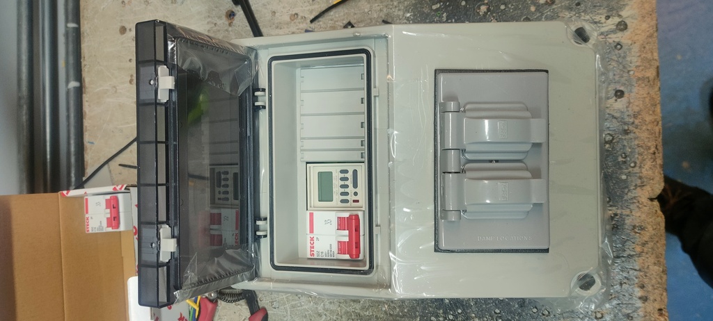 CAJA D/CONTROL PLASTICA C/TEMPORIZADOR 220V 16AMP 2P+T