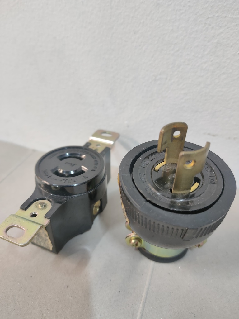 [TCSAD220] TOMA INC + CLAVIJA AEREA DE SEGURIDAD 2X20 AMP