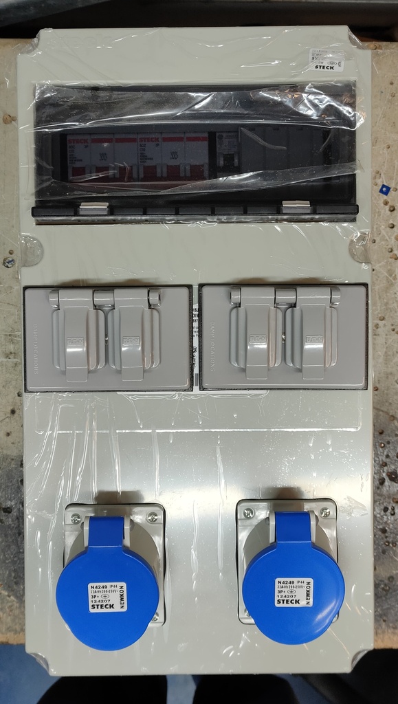 CAJA MTTO PLASTICA (2 TOMAS 220V 32 AMP 3P+T) + (2 TOMAS 110V 15 AMP)